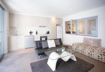 Envy Luxe 1 BR Executive Apartment in the heart of Braddon Wine Wifi Netflix Secure Parking Canberra has Balcony rooms