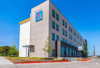 Studio 6 Austin, Tx - Airport allows 18 year olds to book a room