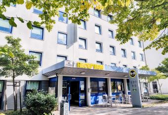 B&B Hotel M  nchen-Garching allows 18 year olds to book a room