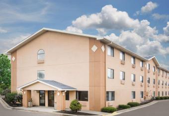 Super 8 by Wyndham Beckley has Smoking rooms