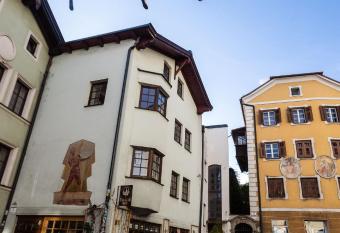 Montagu Hostel allows 18 year olds to book a room