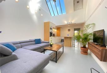 Boutique H  tel Un Appart en Ville allows 18 year olds to book a room