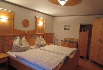 Arkadenhof Fam. Schneider has Balcony rooms