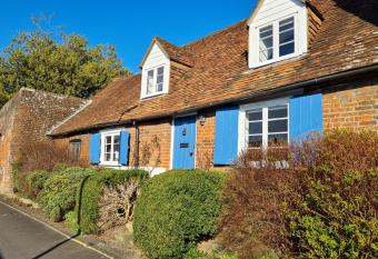 Beggar s Lane Cottage has Balcony rooms