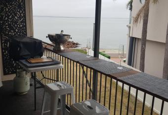 Waterfront Location - 2 Bed Apartment in Corlette, Port Stephens - Sleeps 4 allows 18 year olds to book a room