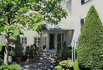 Hotel Krone   berlingen am Ried allows 18 year olds to book a room