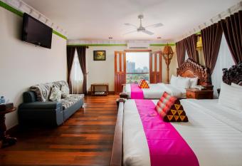 Okay Palace Hotel has rooms with a private hot tub