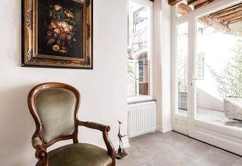 Il cortile in centro allows 18 year olds to book a room