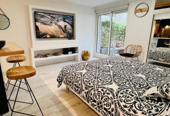 Feel@Home Nemausus    Le 42    allows 18 year olds to book a room