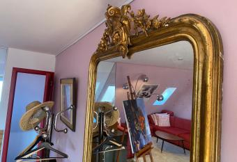 Artist s Loft & Garden allows 18 year olds to book a room