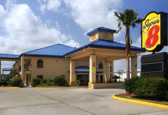 Super 8 by Wyndham Sealy has Smoking rooms