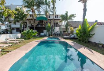 Hotel Verdemar by Rotamundos allows 18 year olds to book a room