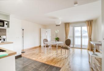 MEDICIS HOME Nice Saint -Laurent- Du -Var allows 18 year olds to book a room