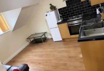 Modern City Centre 2 Bed Apartment LE1 5JN allows 18 year olds to book a room