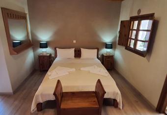 Akrotiri B&B has rooms with a private hot tub