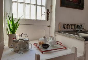 Worcester Gallery Cottage has Balcony rooms