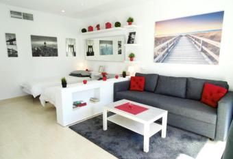 Appartement 1st lign on the beach allows 18 year olds to book a room