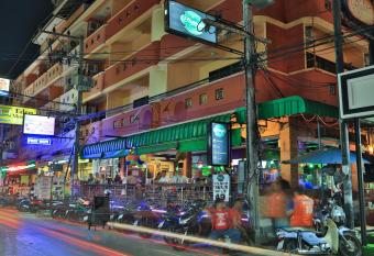 Harrys Hotel Bar & Restaurant has Balcony rooms