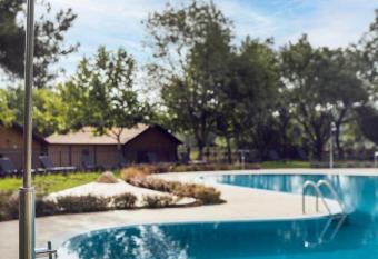 wecamp Pirineos allows 18 year olds to book a room