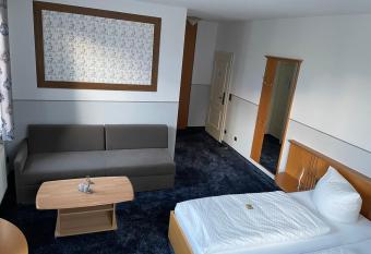 Landgasthof Meisel has rooms with a private hot tub