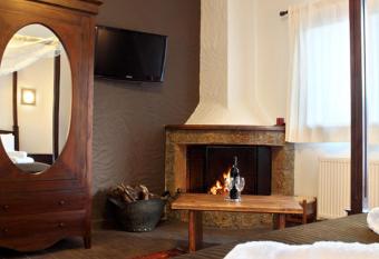 Guesthouse Elaia has rooms with a private hot tub