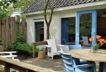 Boshuisje Petten aan Zee allows 18 year olds to book a room