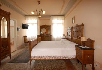 Agriturismo Villa Panigai has rooms with a private hot tub