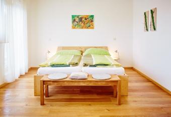 Schmankerl und Gast allows 18 year olds to book a room