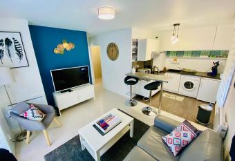 Les Terrasses de Queuleu has Balcony rooms