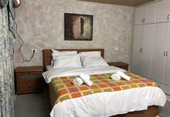 Cosy Appartement has rooms with a private hot tub