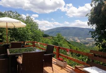 Le Ginestre Apartments Assisi has Balcony rooms