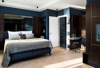 Spinoza Suites has Balcony rooms