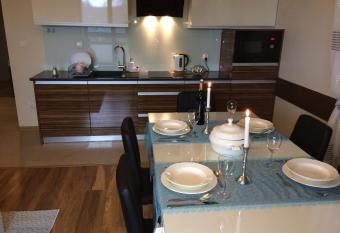 APARTAMENT  has rooms with a private hot tub