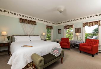 Maple Hill Farm Inn has rooms with a private hot tub