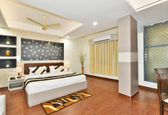 Pinaz Royale has Smoking rooms