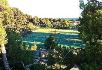 Appartements des Joncas allows 18 year olds to book a room