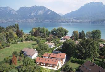 L Aurore du Lac allows 18 year olds to book a room