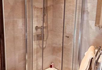 Brass Castle Country House Accommodation has rooms with a private hot tub