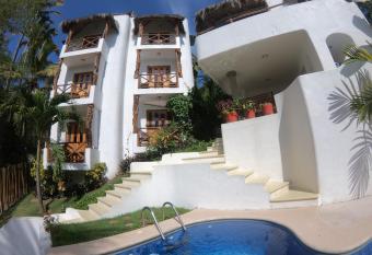 Mar y Sue  os allows 18 year olds to book a room