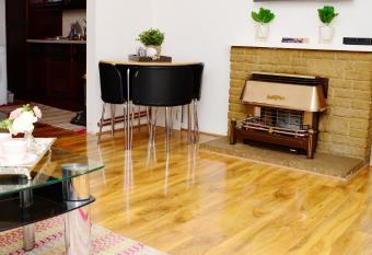 33SM Dreams Unlimited Serviced Accommodation- Staines - Heathrow allows 18 year olds to book a room