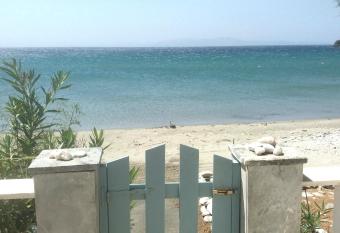   Sea front   Rose s house has Balcony rooms