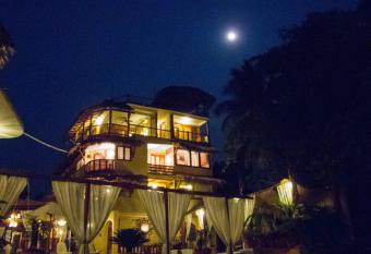 Hotel Villas Las Azucenas allows 18 year olds to book a room