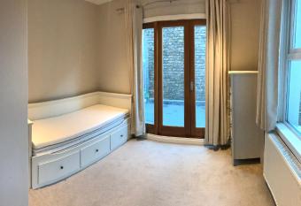 2A Charlwood Place has Balcony rooms