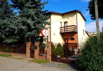 WILLA BAJLAND allows 18 year olds to book a room