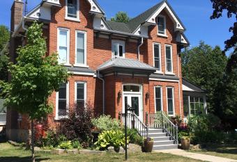 Seaway Manor B&B has Balcony rooms