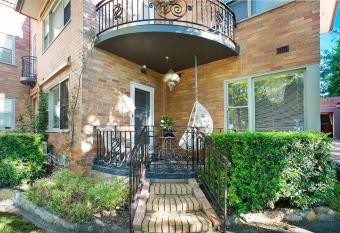 The Beach House Apartment has Balcony rooms