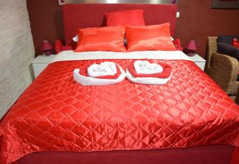 Sobe apartmani Zagreb SAZ has rooms with a private hot tub