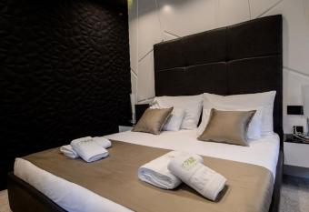 In Park Villa has rooms with a private hot tub