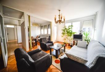 Apartman Centar Lux allows 18 year olds to book a room