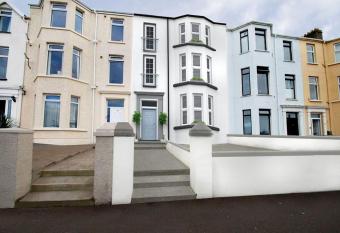 107 Eglinton Street has Balcony rooms